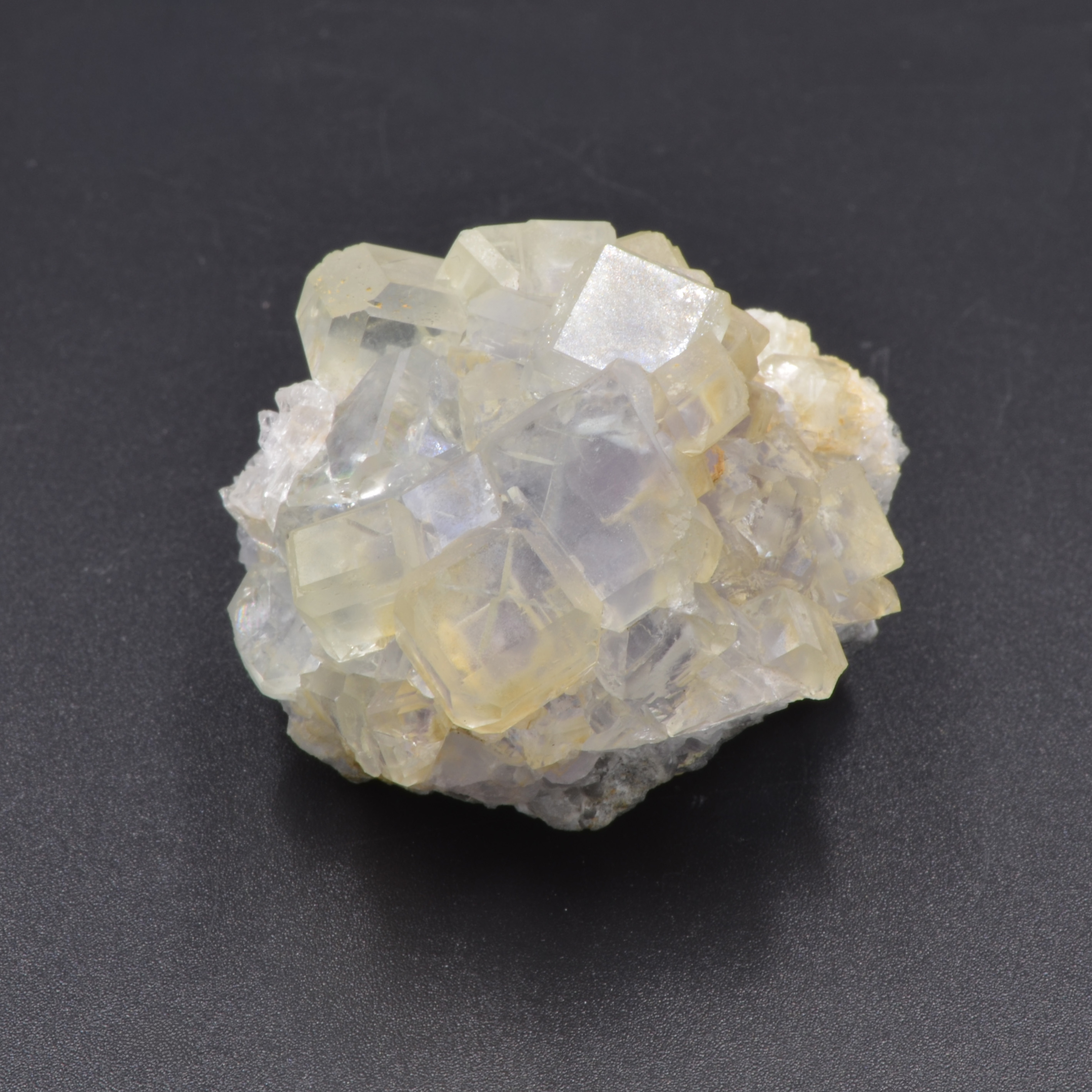 CrystalScents präsentiert Fluorit – Leichtigkeit und Magie in deiner Hand