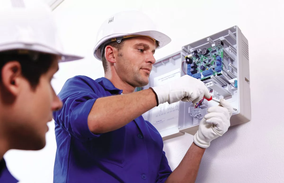 Warum die DGUV V3 Prüfung für den Schutz vor elektrischen Gefahren entscheidend ist