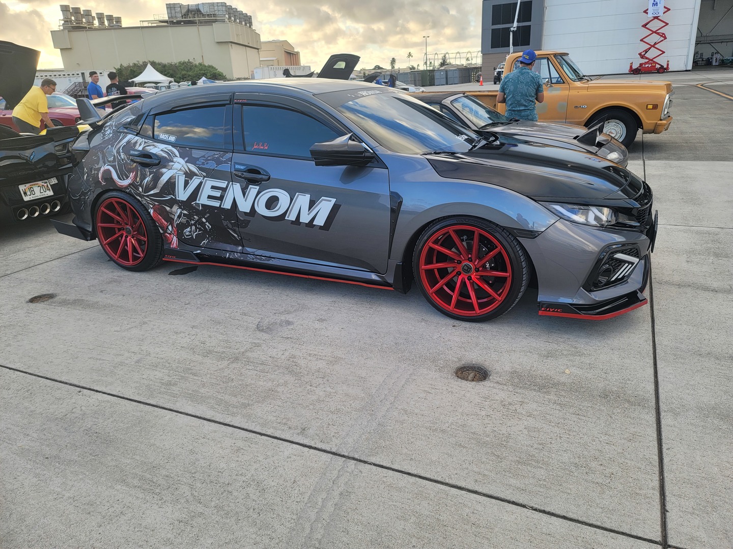 Auto folieren Kosten: So viel zahlen Sie für eine beeindruckende Anime Car Vinyl Wrap!