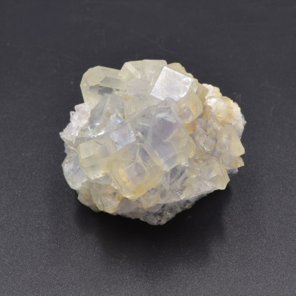 CrystalScents präsentiert Fluorit – Leichtigkeit und Magie in deiner Hand
